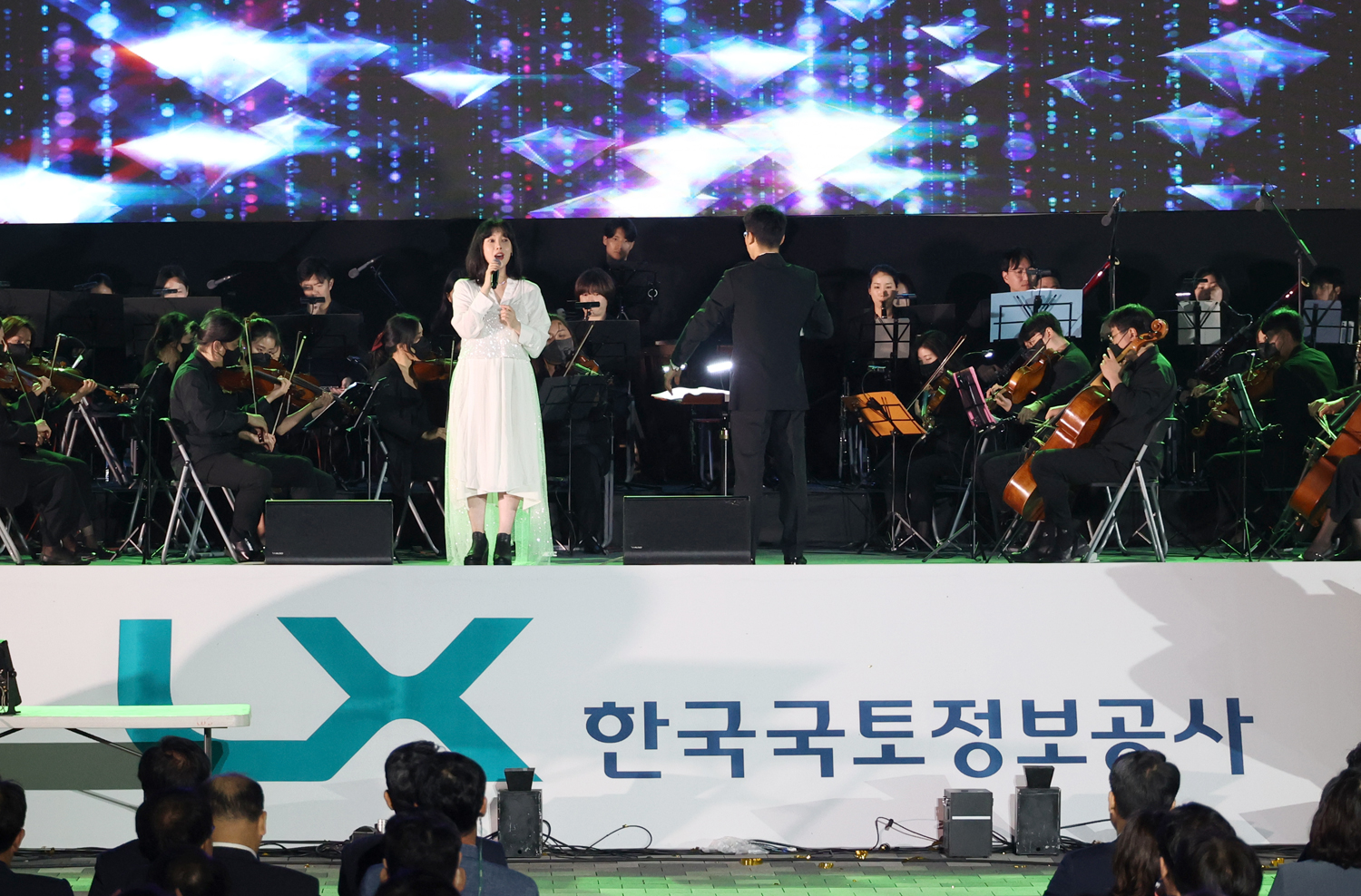 

	
		
			
				
					하늘 수놓은 빛그림…드론 어우러진 영화음악 산책 안내 이미지 입니다. 이 이미지에는 중요한 정보가 포함되어 있을 수 있습니다. 자세한 내용은 첨부파일이나 본문 내용을 참고해 주세요.
				
				
			
		
		
	
	