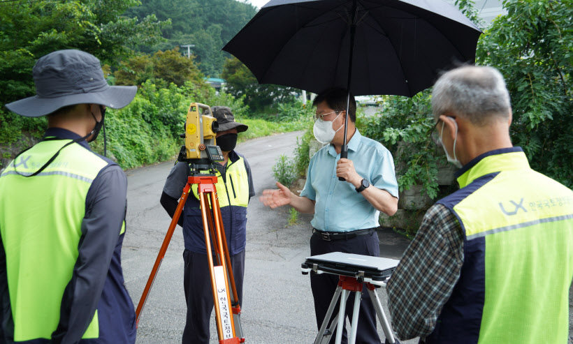 

	
		
			
				
					LX 부사장, 남양주 화도읍 측량현장 점검 안내 이미지 입니다. 이 이미지에는 중요한 정보가 포함되어 있을 수 있습니다. 자세한 내용은 첨부파일이나 본문 내용을 참고해 주세요.
				
				
			
		
		
	
	