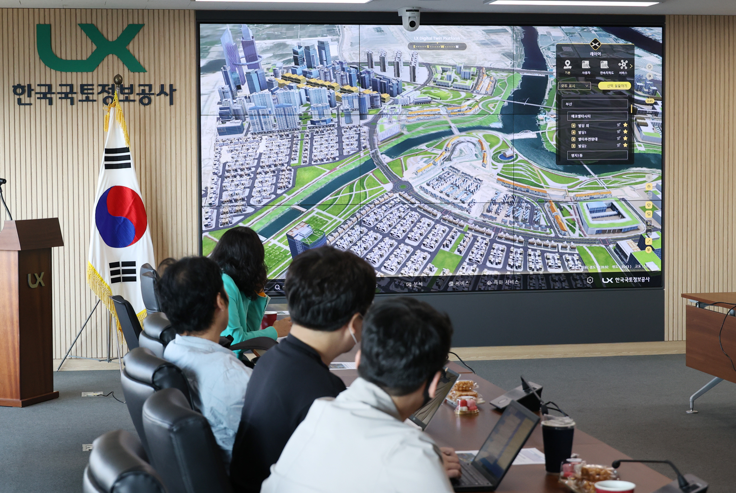 

	
		
			
				
					LX 디지털트윈 플랫폼, 드론과 함께 비상 안내 이미지 입니다. 이 이미지에는 중요한 정보가 포함되어 있을 수 있습니다. 자세한 내용은 첨부파일이나 본문 내용을 참고해 주세요.
				
				
			
		
		
	
	