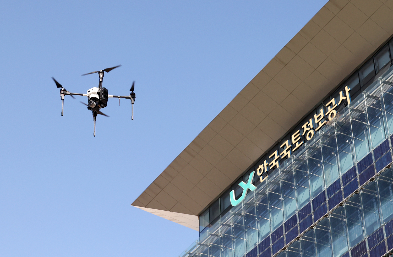 

	
		
			
				
					LX 디지털트윈 플랫폼, 드론과 함께 비상 안내 이미지 입니다. 이 이미지에는 중요한 정보가 포함되어 있을 수 있습니다. 자세한 내용은 첨부파일이나 본문 내용을 참고해 주세요.
				
				
			
		
		
	
	