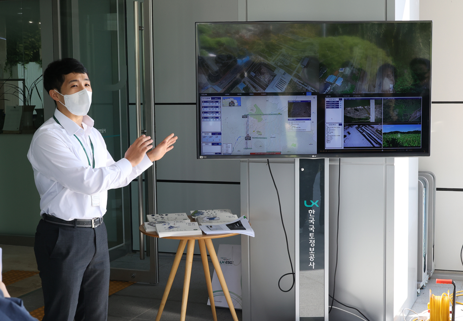 

	
		
			
				
					LX 디지털트윈 플랫폼, 드론과 함께 비상 안내 이미지 입니다. 이 이미지에는 중요한 정보가 포함되어 있을 수 있습니다. 자세한 내용은 첨부파일이나 본문 내용을 참고해 주세요.
				
				
			
		
		
	
	