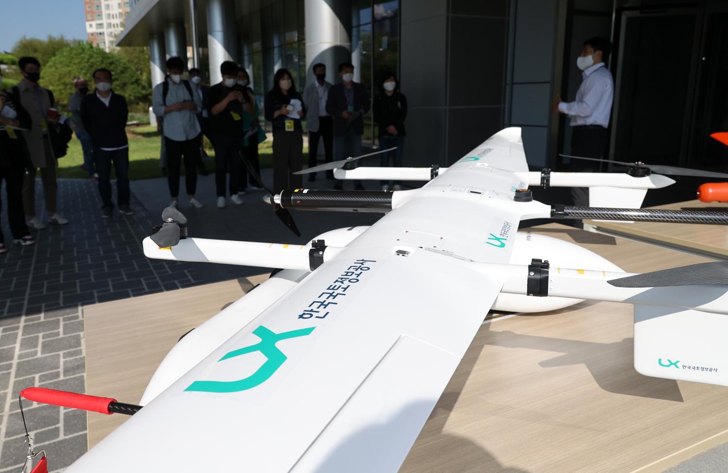 

	
		
			
				
					LX 디지털트윈 플랫폼, 드론과 함께 비상 안내 이미지 입니다. 이 이미지에는 중요한 정보가 포함되어 있을 수 있습니다. 자세한 내용은 첨부파일이나 본문 내용을 참고해 주세요.
				
				
			
		
		
	
	