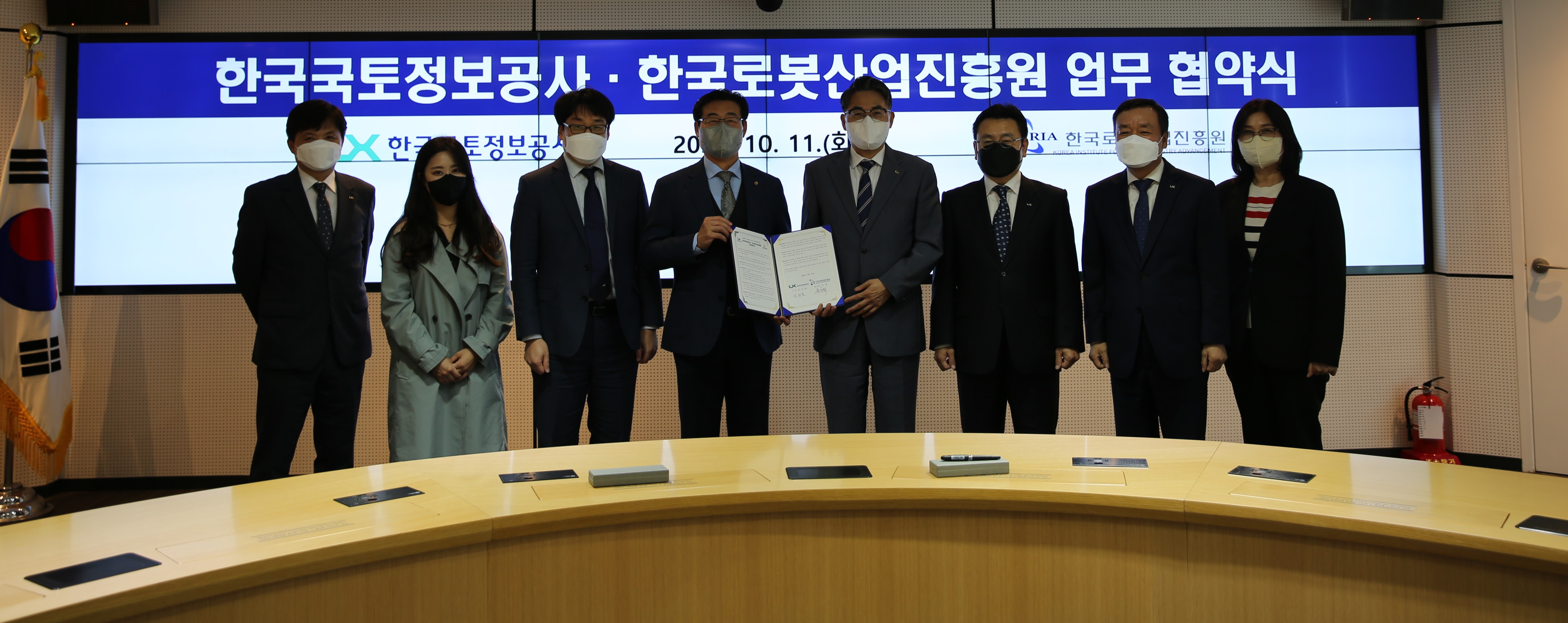 

	
		
			
				
					LX, 공간정보 활용한 로봇 서비스 개발에 합심 안내 이미지 입니다. 이 이미지에는 중요한 정보가 포함되어 있을 수 있습니다. 자세한 내용은 첨부파일이나 본문 내용을 참고해 주세요.
				
				
			
		
		
	
	