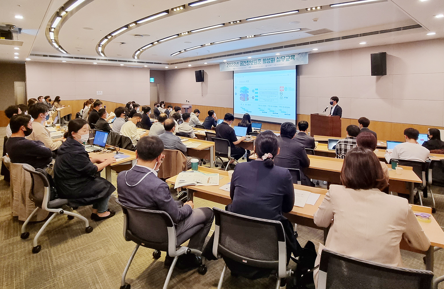 

	
		
			
				
					국가공간정보 표준역량 강화 ‘본격 시동’ 안내 이미지 입니다. 이 이미지에는 중요한 정보가 포함되어 있을 수 있습니다. 자세한 내용은 첨부파일이나 본문 내용을 참고해 주세요.
				
				
			
		
		
	
	