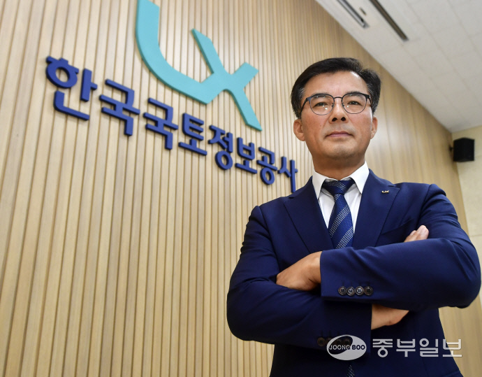 

	
		
			
				
					[와이드인터뷰] 권경현 한국국토정보공사 경기북부지역본부장 안내 이미지 입니다. 이 이미지에는 중요한 정보가 포함되어 있을 수 있습니다. 자세한 내용은 첨부파일이나 본문 내용을 참고해 주세요.
				
				
			
		
		
	
	