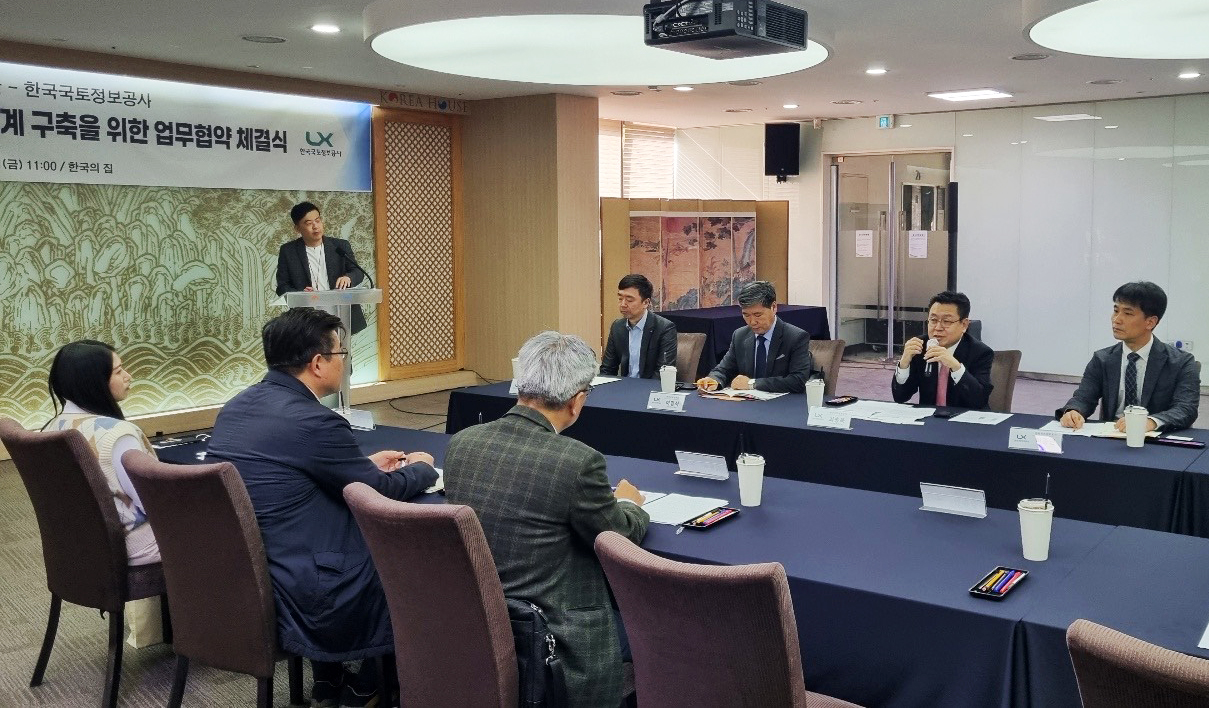 

	
		
			
				
					해외 문화유산 디지털 보존관리 협력을 위해 맞손 안내 이미지 입니다. 이 이미지에는 중요한 정보가 포함되어 있을 수 있습니다. 자세한 내용은 첨부파일이나 본문 내용을 참고해 주세요.
				
				
			
		
		
	
	