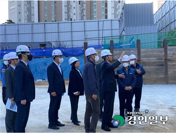 

	
		
			
				
					김정렬 LX 사장, 고양지사 청사 신축 현장 직접 점검 안내 이미지 입니다. 이 이미지에는 중요한 정보가 포함되어 있을 수 있습니다. 자세한 내용은 첨부파일이나 본문 내용을 참고해 주세요.
				
				
			
		
		
	
	