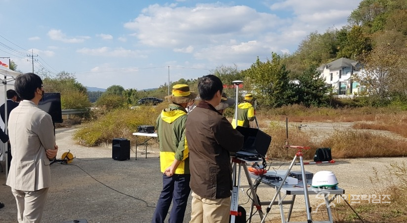 

	
		
			
				
					국토정보공사 양평지사 '지적측량 혁신' 드론 현장 시연회 개최 안내 이미지 입니다. 이 이미지에는 중요한 정보가 포함되어 있을 수 있습니다. 자세한 내용은 첨부파일이나 본문 내용을 참고해 주세요.
				
				
			
		
		
	
	