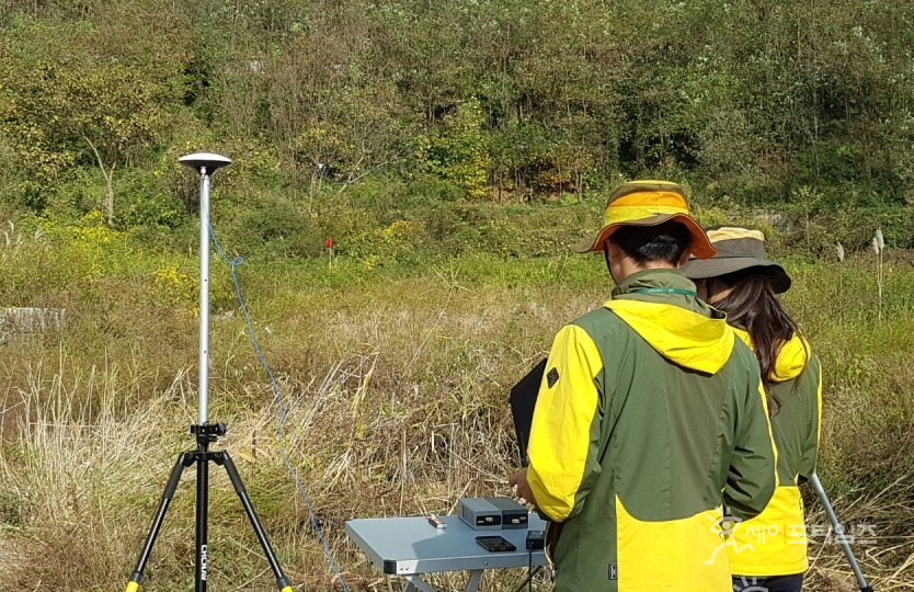 

	
		
			
				
					국토정보공사 양평지사 '지적측량 혁신' 드론 현장 시연회 개최 안내 이미지 입니다. 이 이미지에는 중요한 정보가 포함되어 있을 수 있습니다. 자세한 내용은 첨부파일이나 본문 내용을 참고해 주세요.
				
				
			
		
		
	
	