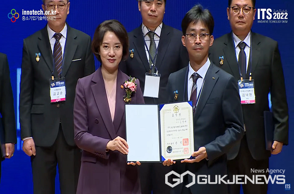 

	
		
			
				
					[LX충북지역본부] 김영배 LX충북지역본부 차장 '기술혁신유공자 국무총리표창' 수상 안내 이미지 입니다. 이 이미지에는 중요한 정보가 포함되어 있을 수 있습니다. 자세한 내용은 첨부파일이나 본문 내용을 참고해 주세요.
				
				
			
		
		
	
	