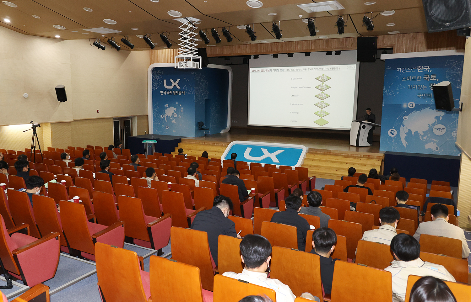 

	
		
			
				
					LX공간드림센터 입주기업과 ‘협업 플랫폼’ 앞장 안내 이미지 입니다. 이 이미지에는 중요한 정보가 포함되어 있을 수 있습니다. 자세한 내용은 첨부파일이나 본문 내용을 참고해 주세요.
				
				
			
		
		
	
	