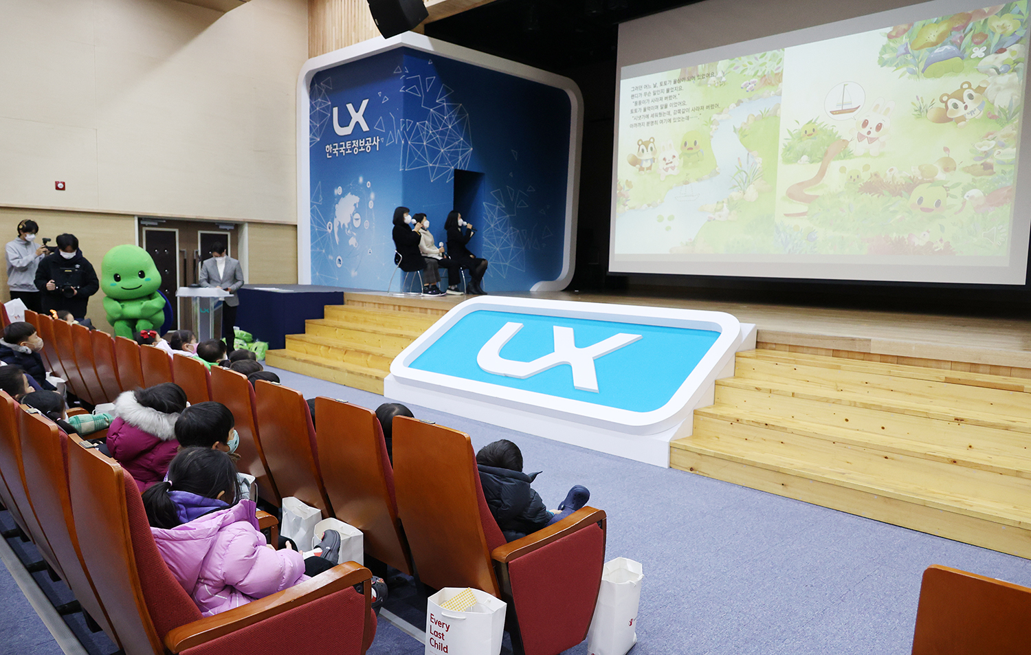 

	
		
			
				
					LX공사, 아이들 함께한 ‘책 읽어주는 랜디’ 북콘서트 개최 안내 이미지 입니다. 이 이미지에는 중요한 정보가 포함되어 있을 수 있습니다. 자세한 내용은 첨부파일이나 본문 내용을 참고해 주세요.
				
				
			
		
		
	
	