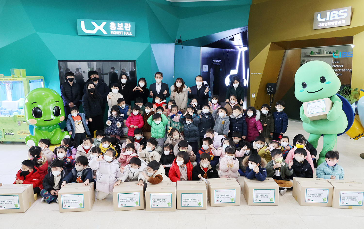 

	
		
			
				
					LX공사, 아이들 함께한 ‘책 읽어주는 랜디’ 북콘서트 개최 안내 이미지 입니다. 이 이미지에는 중요한 정보가 포함되어 있을 수 있습니다. 자세한 내용은 첨부파일이나 본문 내용을 참고해 주세요.
				
				
			
		
		
	
	