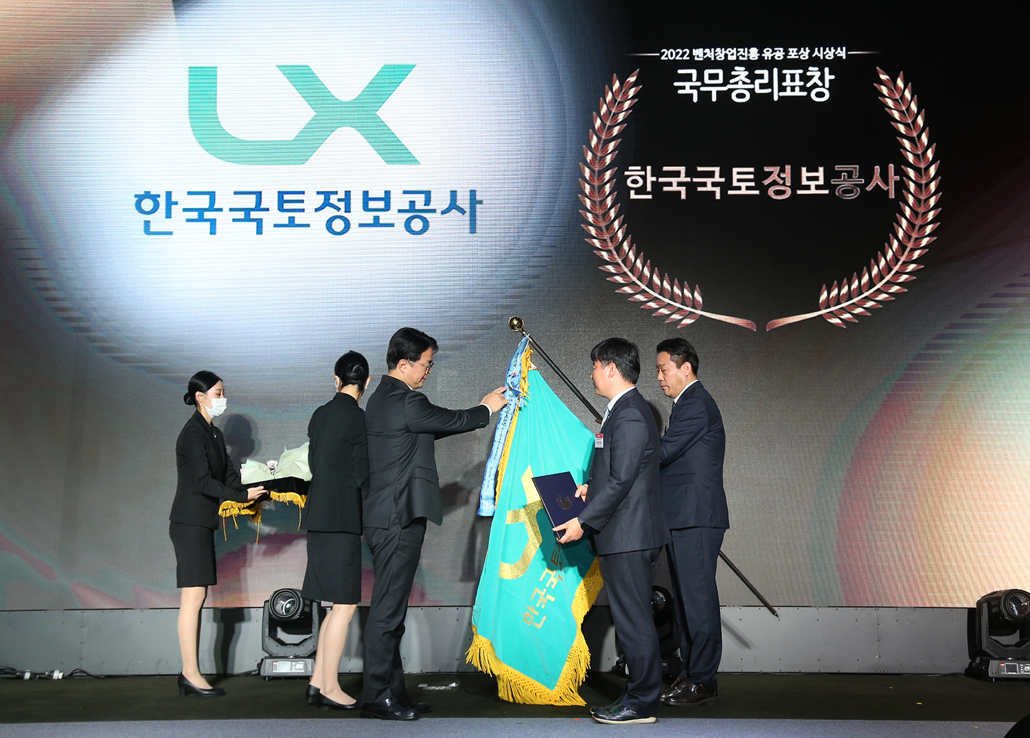 

	
		
			
				
					공간정보 벤처·창업 원스톱 지원으로 국무총리 표창 안내 이미지 입니다. 이 이미지에는 중요한 정보가 포함되어 있을 수 있습니다. 자세한 내용은 첨부파일이나 본문 내용을 참고해 주세요.
				
				
			
		
		
	
	