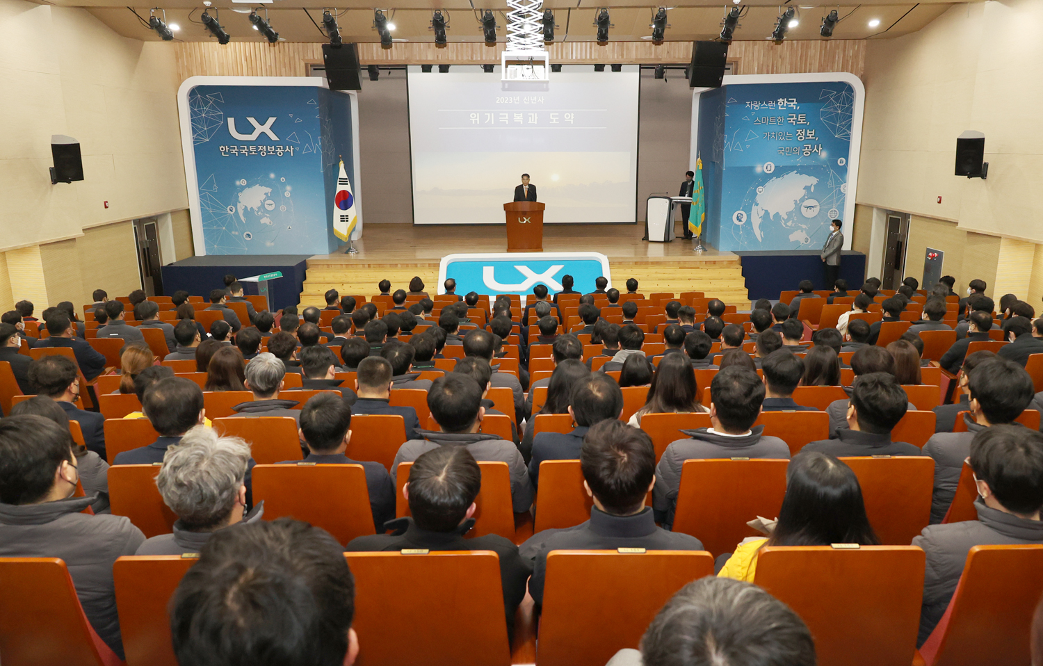 

	
		
			
				
					“지적측량 혁신, 인프라 정보 확대로  관련 산업 발전 선도” 안내 이미지 입니다. 이 이미지에는 중요한 정보가 포함되어 있을 수 있습니다. 자세한 내용은 첨부파일이나 본문 내용을 참고해 주세요.
				
				
			
		
		
	
	