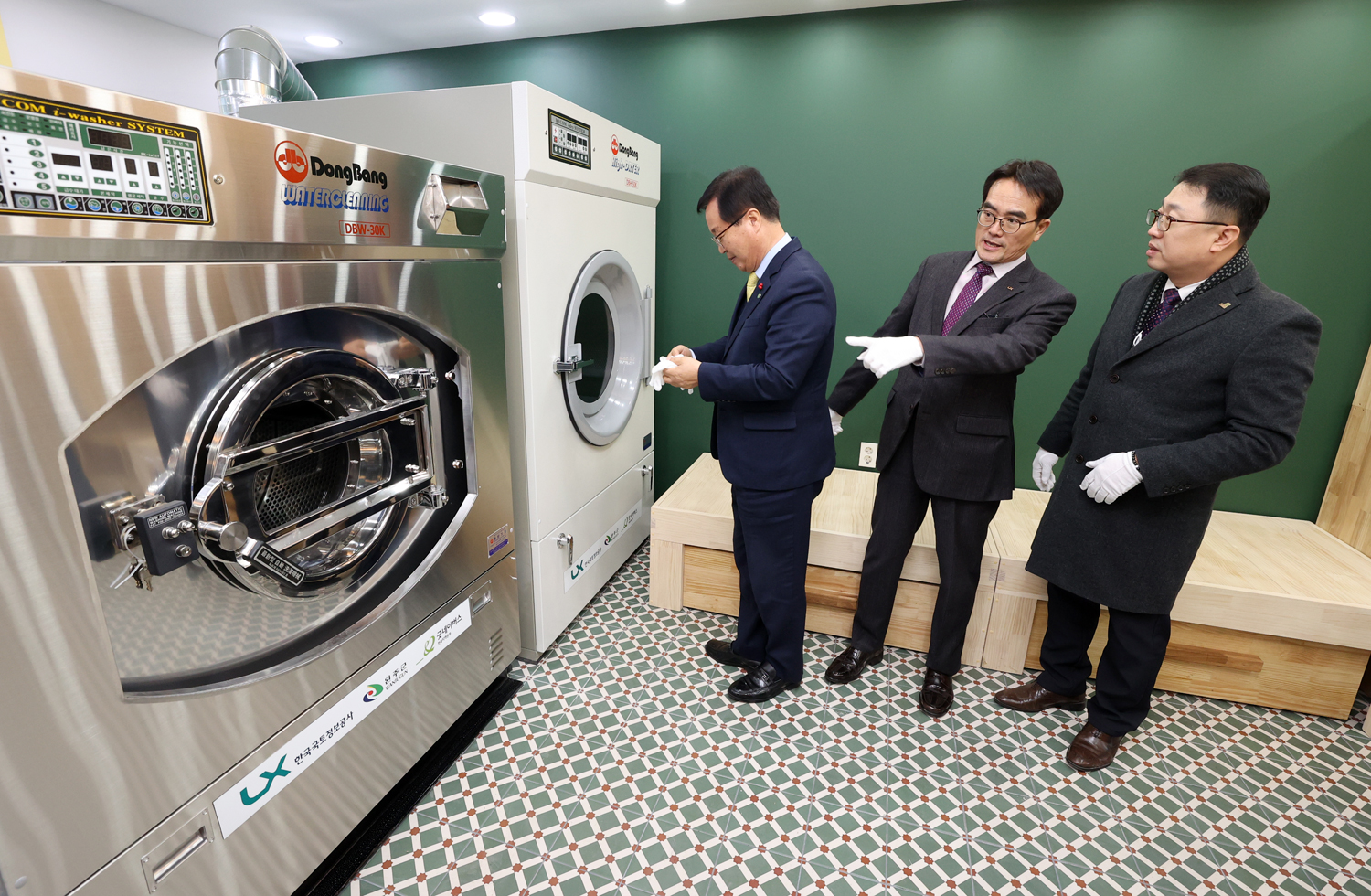 

	
		
			
				
					지역주민을 위한 多함께 행복빨래방 문 “활짝” 안내 이미지 입니다. 이 이미지에는 중요한 정보가 포함되어 있을 수 있습니다. 자세한 내용은 첨부파일이나 본문 내용을 참고해 주세요.
				
				
			
		
		
	
	