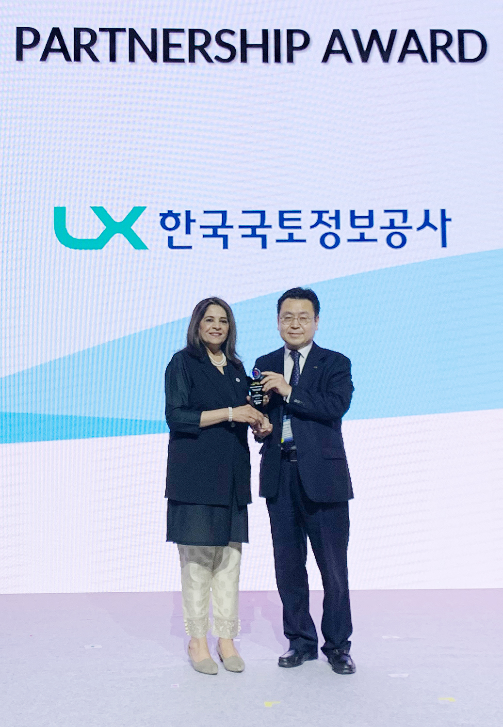 

	
		
		
			K-공간정보기술 글로벌 협력 공로 인정 보도자료 사진
		
	
	