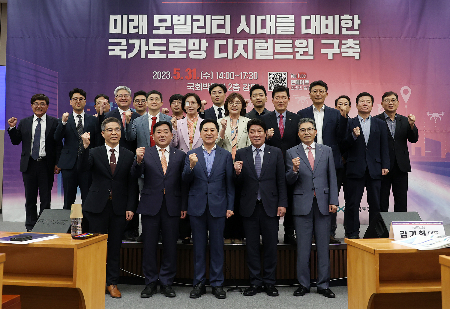 

	
		
		
			토론대회 사진2
		
	
	