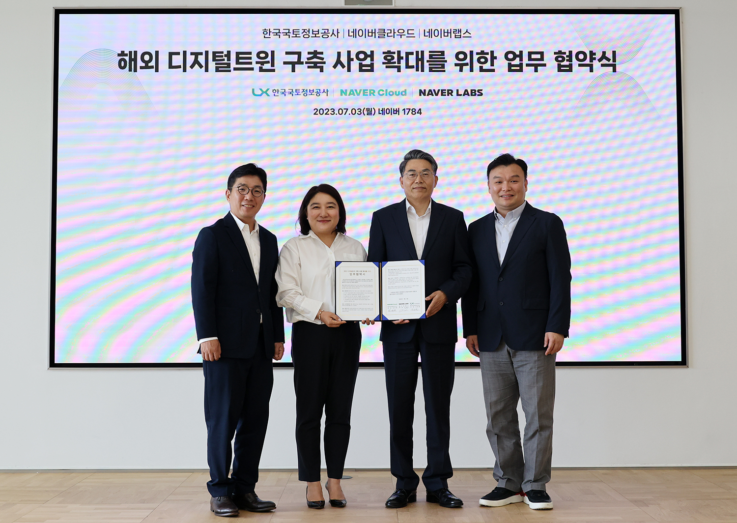 

	
		
		
			네이버클라우드 김유원 대표, 네이버 대외？ESG정책 채선주 대표, LX한국국토정보공사 김정렬 사장, 네이버랩스 석상옥 대표(왼쪽부터)가 3일 ‘해외 디지털트윈 구축 사업 확대를 위한 업무협약’을 마친 뒤 기념촬영을 하고 있다.
		
	
	