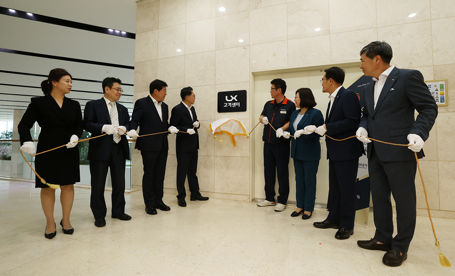 

	
		
		
			(왼쪽부터) LX공사 김경화 바로처리콜센터 차장, 최송욱 공간정보본부장, 최규명 부사장, 김정렬 사장, 김상진 노동조합 위원장, 오애리 지적사업본부장, 방성배 경영지원본부장, 이명식 처장은 6월30일 전주 본사에서 고객 상담을 접수받는 바로처리콜센터를 ‘LX고객센터’로 명칭을 변경하는 현판식을 가졌다.
		
	
	