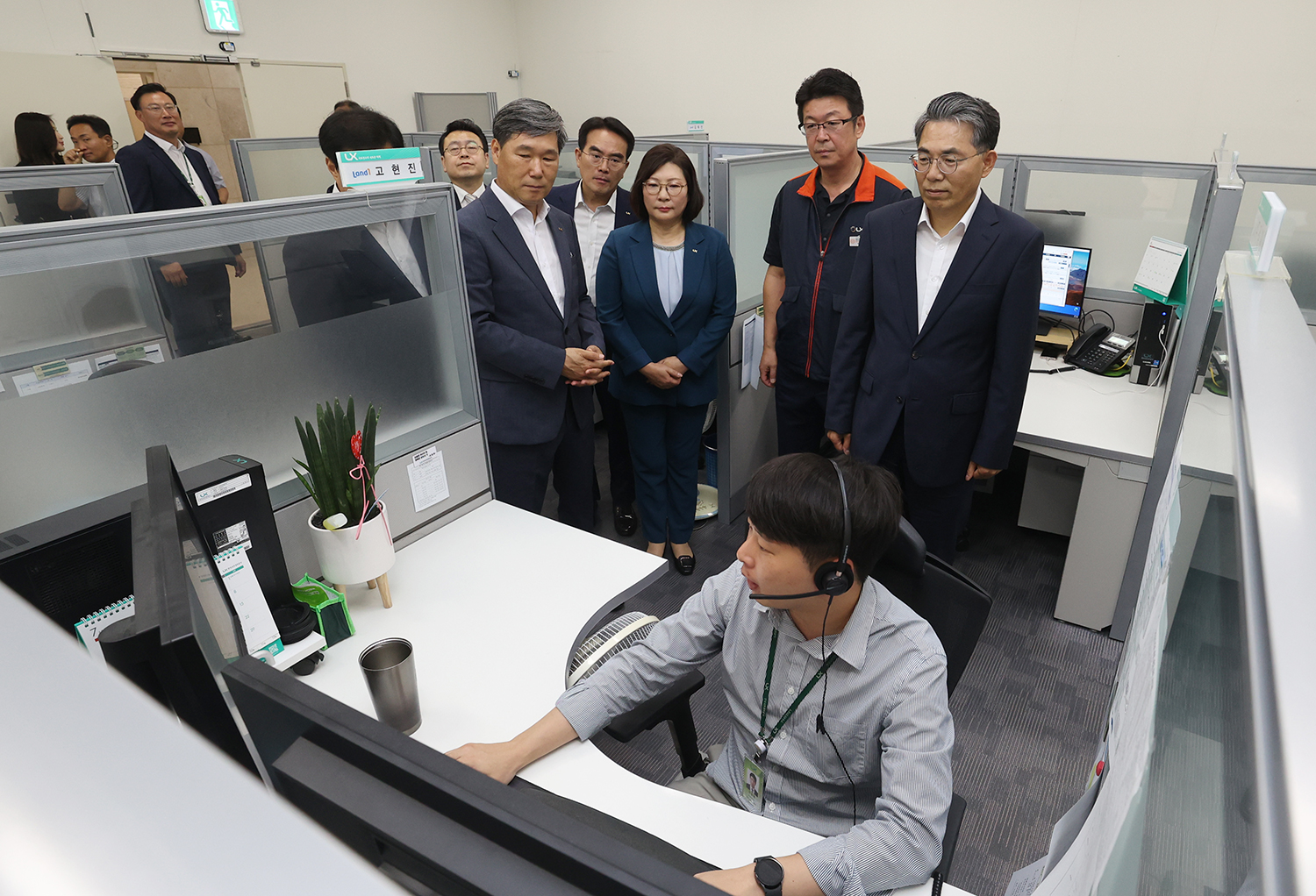 

	
		
		
			LX공사 김정렬 사장을 비롯한 임직원들은 명칭을 변경한 ‘LX고객센터’를 찾아 AI 기반 상담 서비스에 관해 설명을 듣고 있다.
		
	
	