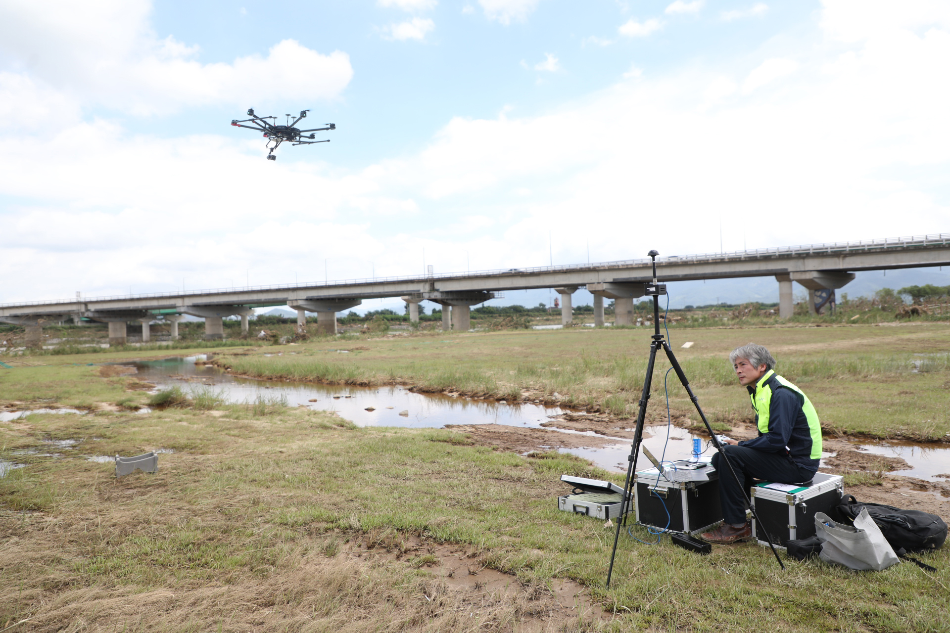 

	
		
		
			드론을 활용한 피해면적 조사 지원 자료사진
		
	
	