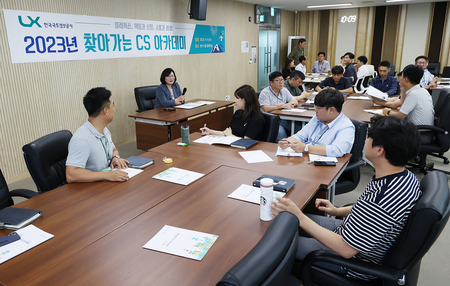 

	
		
		
			LX 오애리 지적사업본부장이 LX전북지역본부 직원들을 대상으로 교육에 참여해 이야기를 나누고 있다.
		
	
	