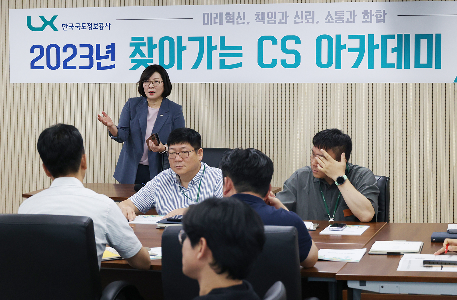 

	
		
		
			LX 오애리 지적사업본부장이 LX전북지역본부 직원들을 대상으로 교육에 참여해 이야기를 나누고 있다.
		
	
	