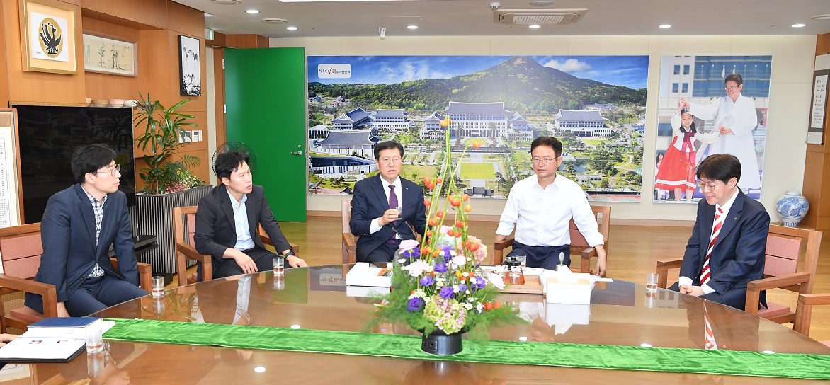 

	
		
		
			LX공사 최규명 부사장(왼쪽 세 번째), 경상북도 이철우 도지사(왼쪽 네 번째)가 9월8일 경북도청에서 국민체육진흥공단 담당자등과 함께 집중호우로 피해를 입은 이재민들의 신속한 복구 지원을 위한 구호물품을 전달했다.
		
	
	