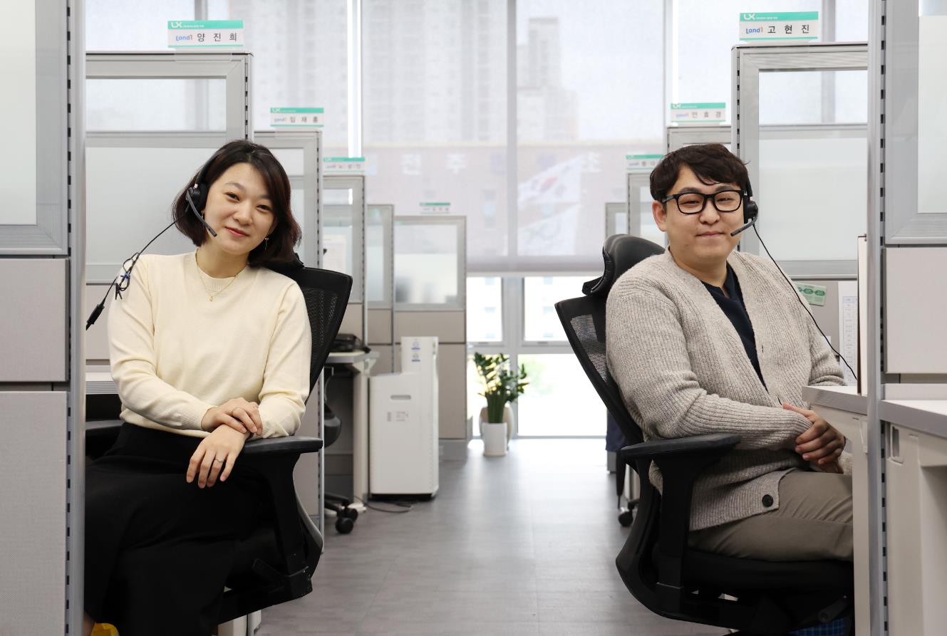 

	
		
		
			LX고객센터 직원들이 서비스 차별화에 노력한 결과 콜센터품질지수 2년 연속 상담 우수기관으로 선정됐다.
		
	
	