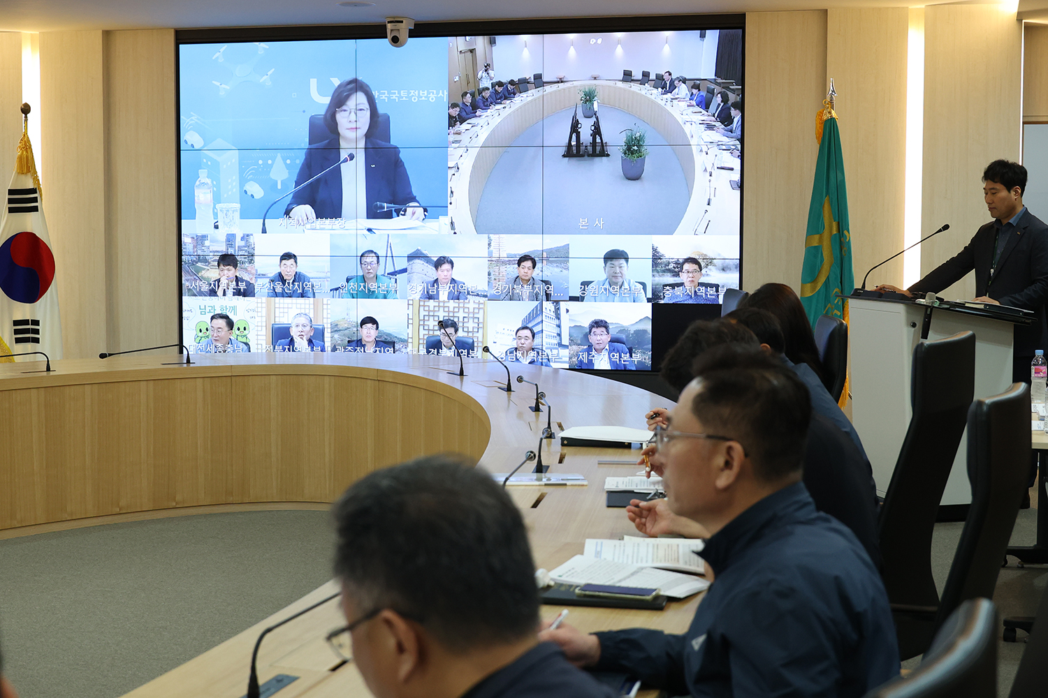 

	
		
		
			2023년도 제3회 지적사업처장 회의에서 오애리 지적사업본부장이 발언하고 있다.
		
	
	