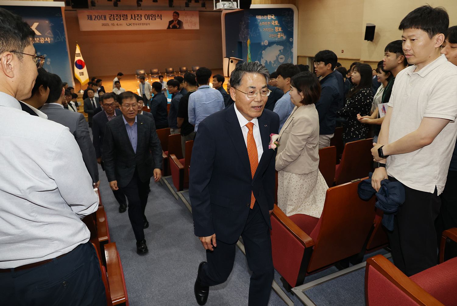 

	
		
			
				
					떠나는 LX공사 김정렬 사장  “국민에게 든든한 공공기관으로 발전하길” 안내 이미지 입니다. 이 이미지에는 중요한 정보가 포함되어 있을 수 있습니다. 자세한 내용은 첨부파일이나 본문 내용을 참고해 주세요.
				
				
			
		
		
	
	