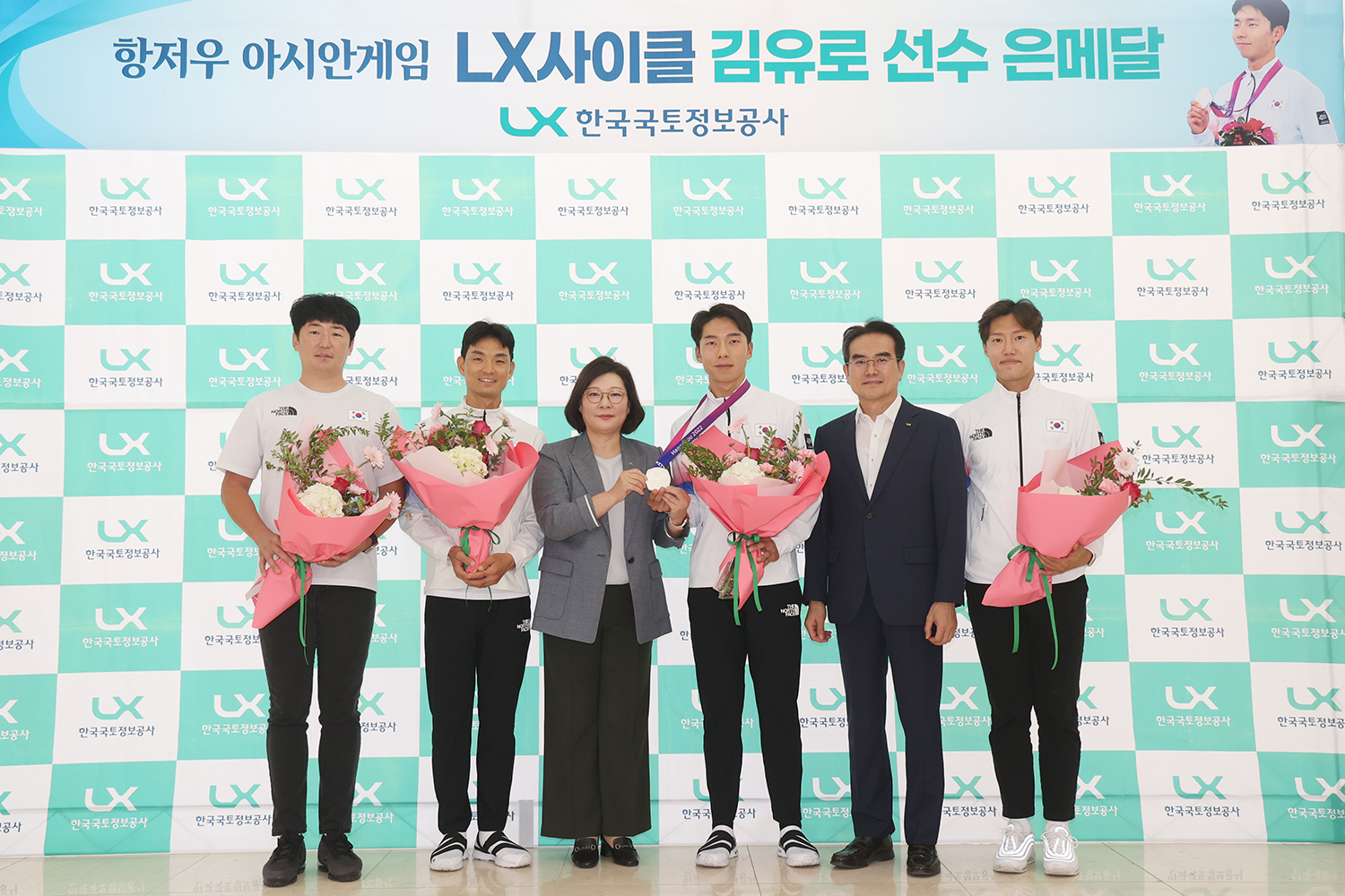 

	
		
		
			‘제19회 황저우 아시안게임’ 사이클 남자 메디슨에서 은메달은 수상한 김유로 선수 환영식이 10일 LX한국국토정보공사 본사에서 열린 가운데 오애리 지적사업본부장, 김유로 선수, 방성배 경영지원본부장, 장선재 감독(왼쪽 세 번째부터)이 기념촬영을 하고 있다. 왼쪽과 왼쪽 두 번째는 우승국 메카닉, 박상홍 선수.
		
	
	