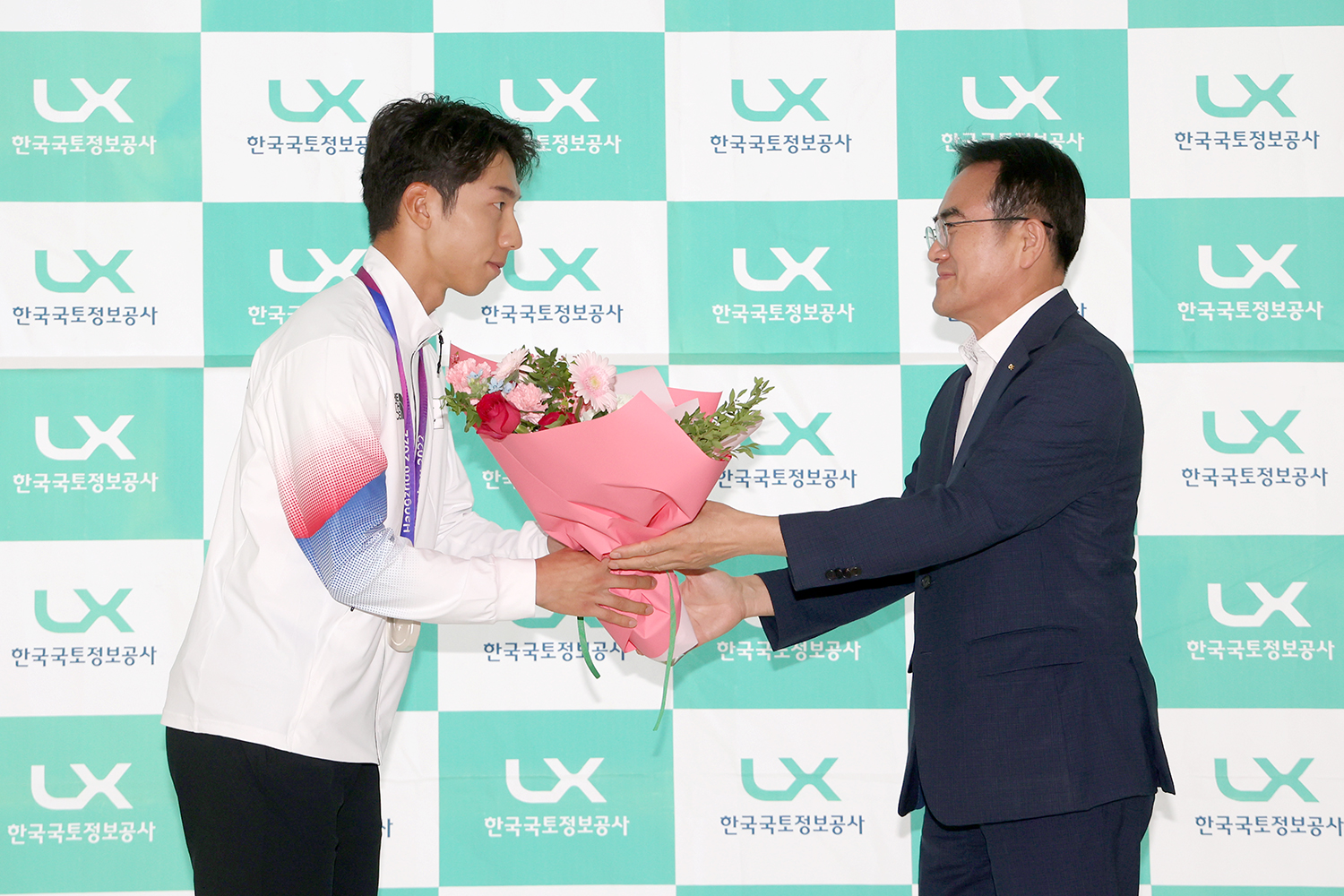 

	
		
		
			‘제19회 황저우 아시안게임’ 사이클 남자 메디슨에서 은메달은 수상한 김유로 선수 환영식이 10일 LX한국국토정보공사 본사에서 열린 가운데 방성배 경영지원본주장(오른쪽)이 김유로 선수에거 꽃다발을 전달하고 있다.
		
	
	