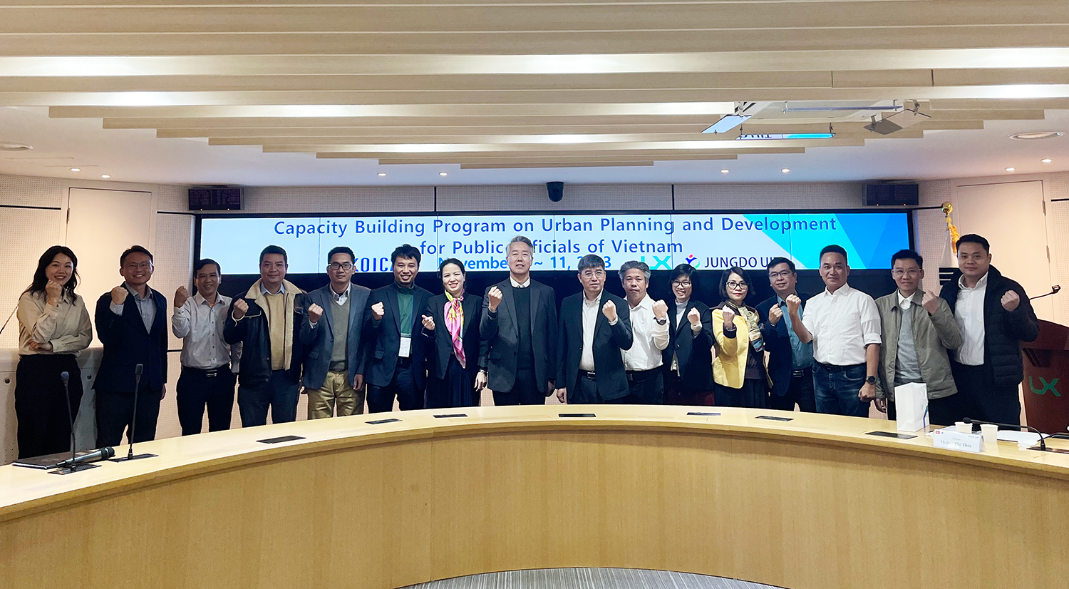 

	
		
		
			10일 LX한국국토정보공사 서울지역본부를 방문한 베트남 건설부 공무원들이 기념촬영을 하고 있다. 왼쪽 여덟 번째는 LX공사 글로벌사업처 박연수 수석팀장, 그 오른쪽은 베트남 건설부 부안뚜(V？ Anh T？) 부국장
		
	
	