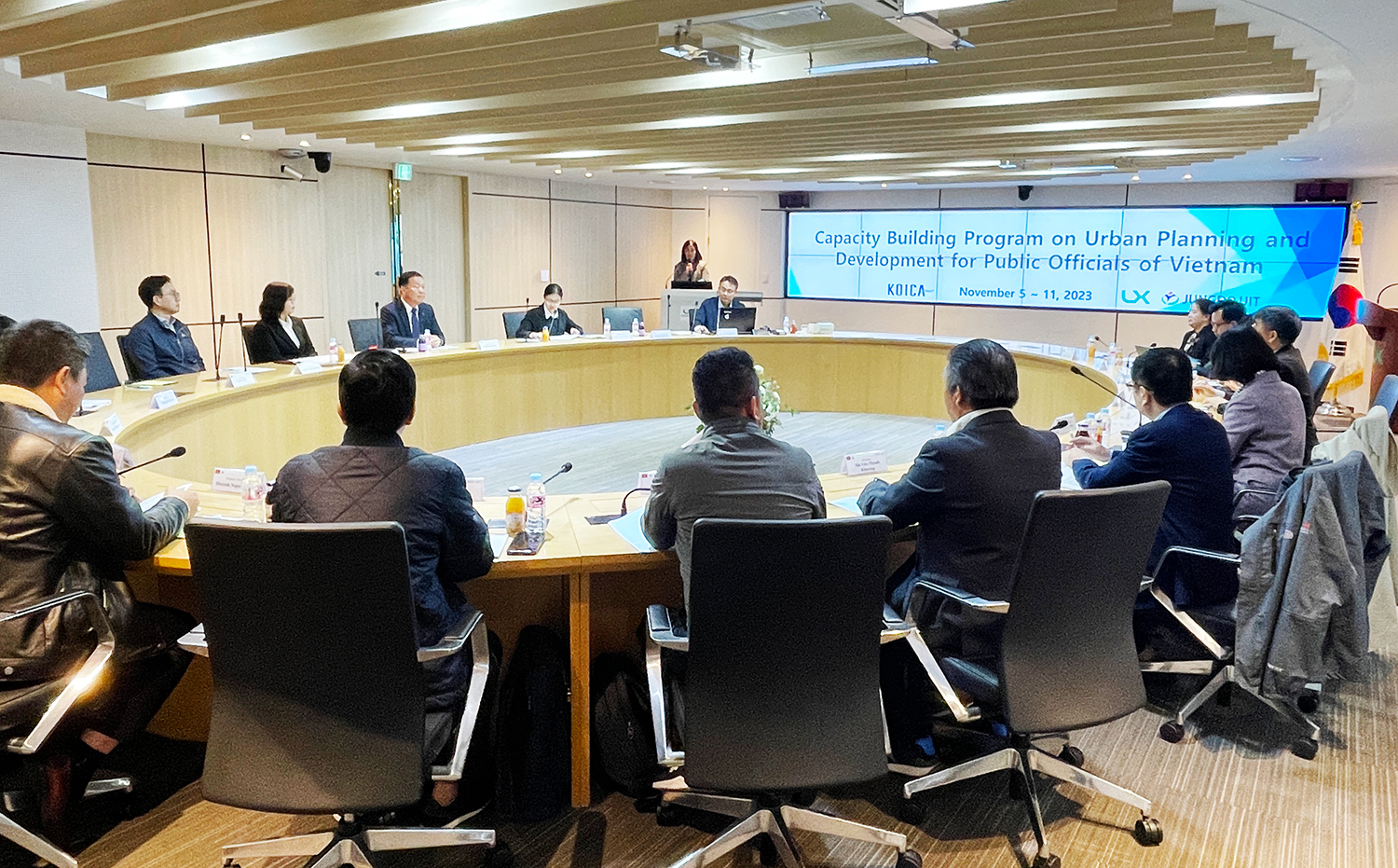 

	
		
		
			10일 LX한국국토정보공사 서울지역본부에서 베트남 건설부 공무원들이 한국의 도시정보관리 분야 공간정보 기술 활용에 대해 토론하고 있다.
		
	
	