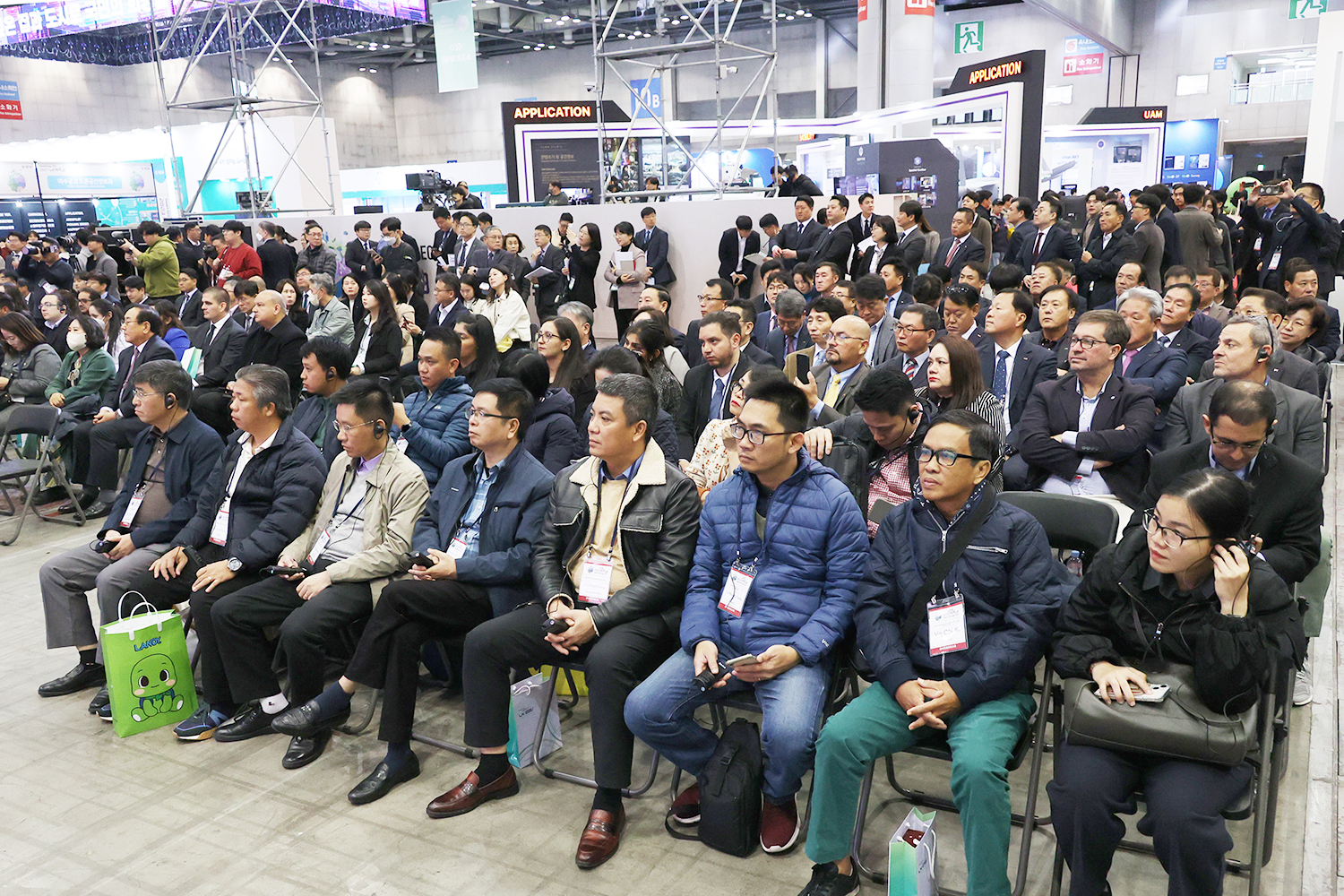 

	
		
		
			베트남 건설부 공무원들(1열과 2열)이 지난 8일 경기 고양시 킨텍스에서 열린 2023 스마트국토엑스포 개막식에 참석했다.
		
	
	