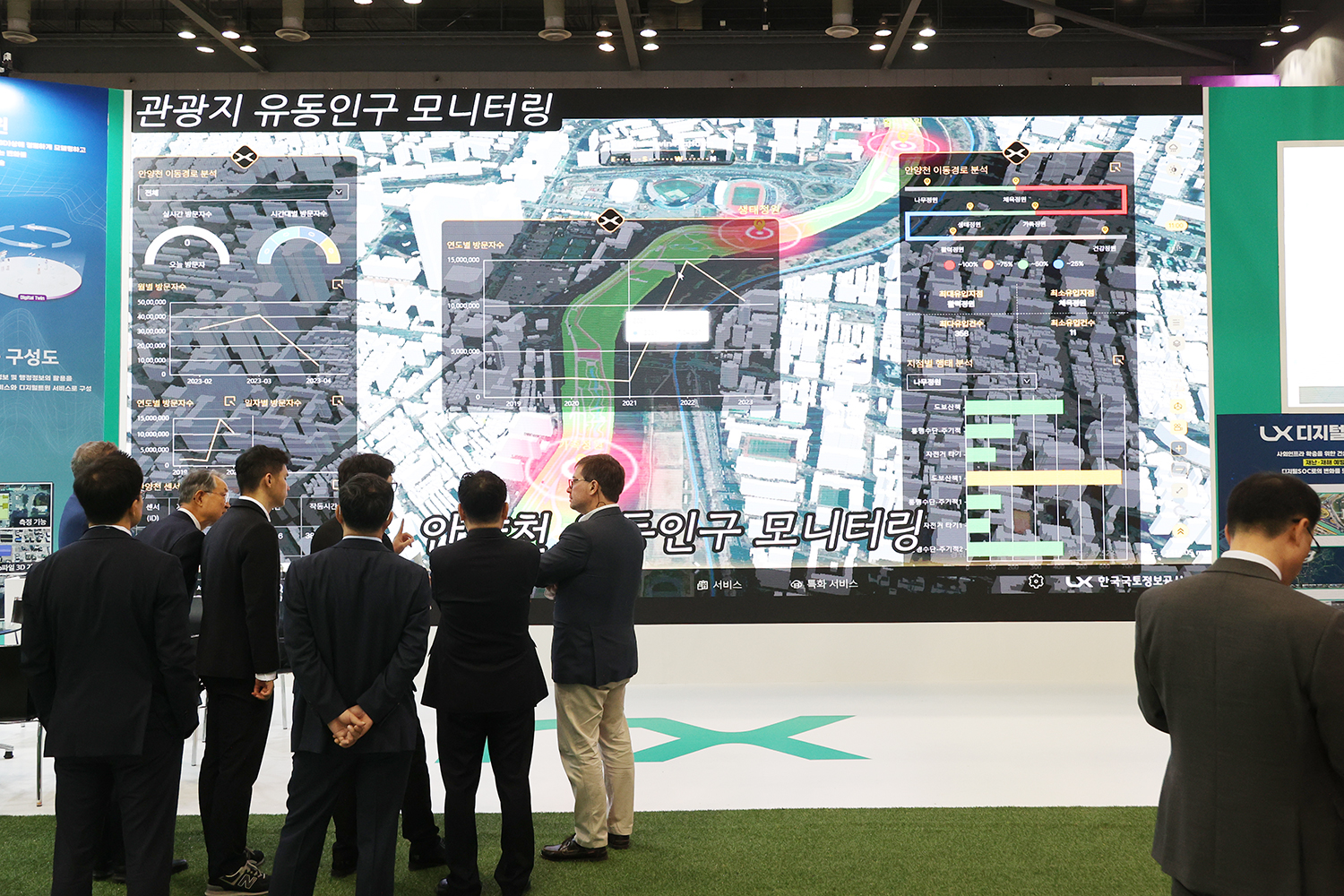 

	
		
		
			‘2023 스마트국토엑스포’에 마련된 LX공사 전시관에 국내·외 내빈들이 방문했다.
		
	
	