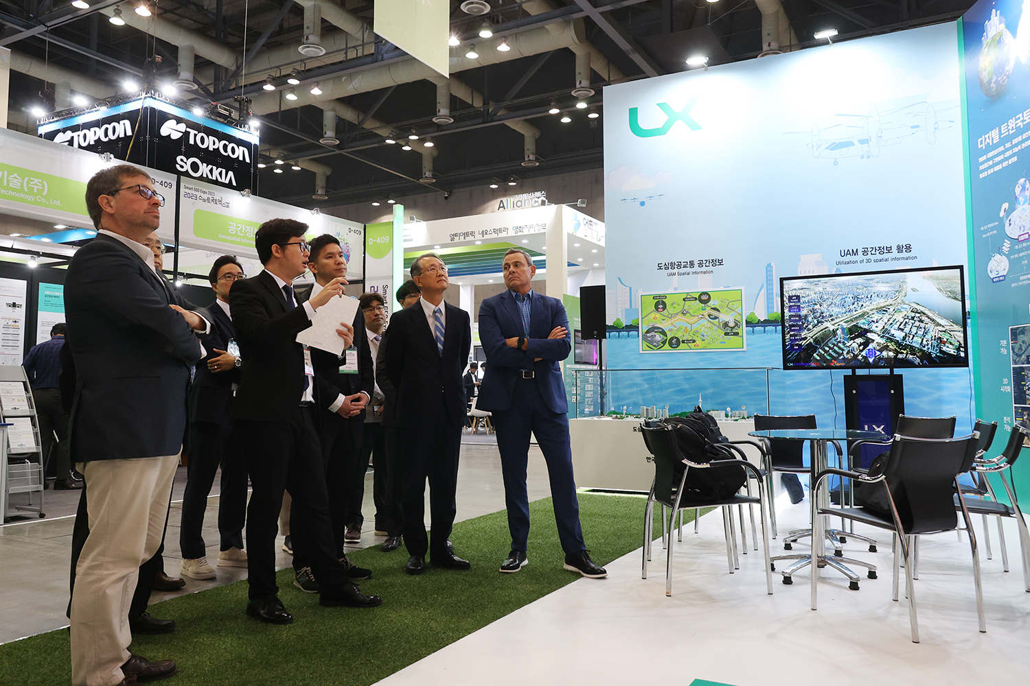 

	
		
		
			‘2023 스마트국토엑스포’에 마련된 LX공사 전시관에 국내·외 내빈들이 방문했다.
		
	
	