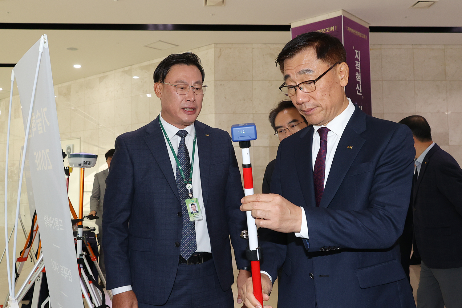 

	
		
		
			LX공사 어명소 사장이 11월28일 전주 본사에서 열린 ‘지적혁신 성과보고회’에 참석해 초소형 GNSS를 살펴보고 있다
		
	
	
