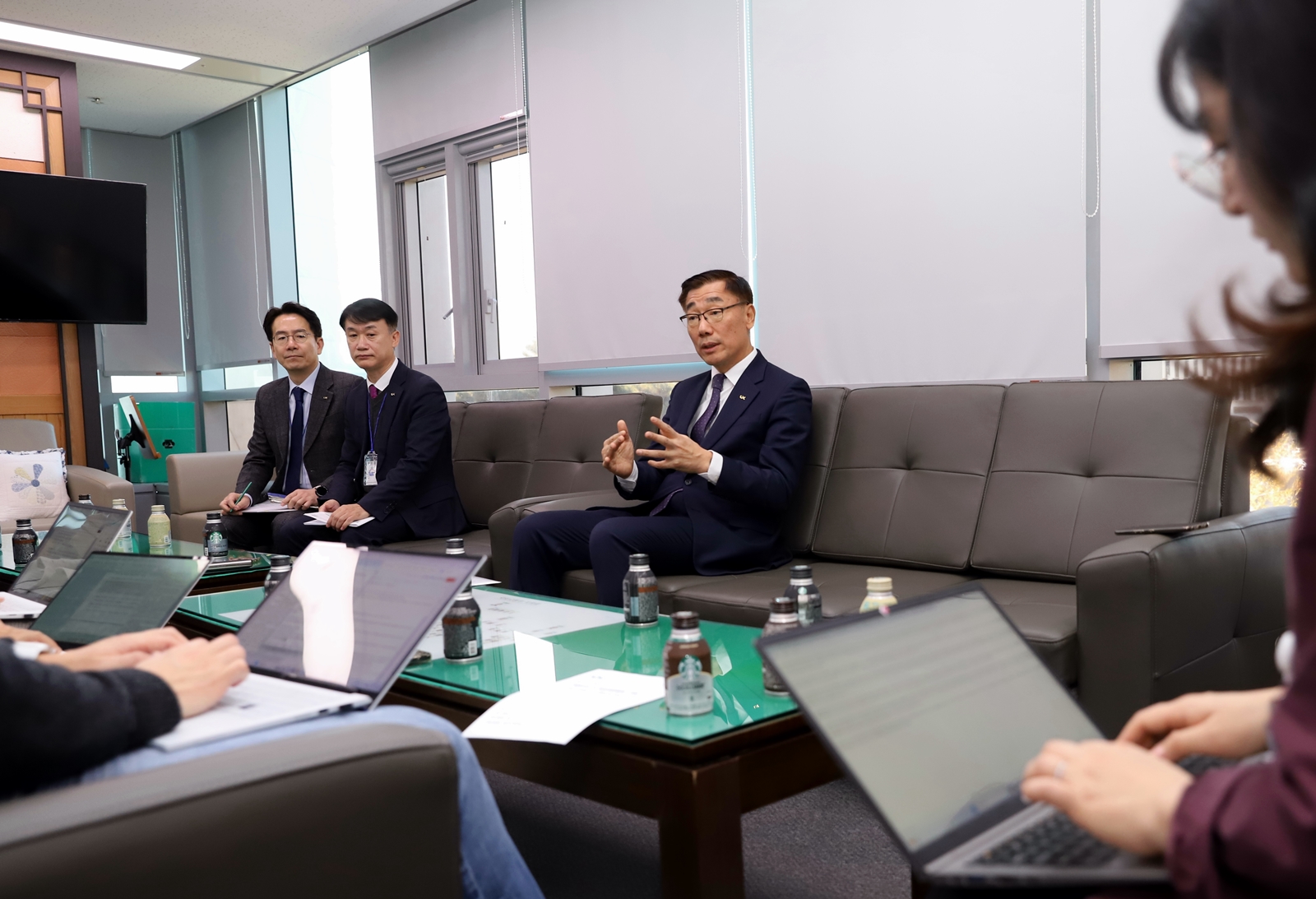 

	
		
		
			LX 공사 어명소 사장이  11 월 30 일 세종 국토교통부 기자실을 찾아 경영 위기 극복을 위한 비상경영체제 전환을 선언하고 관련 설명을 하고 있다.
		
	
	