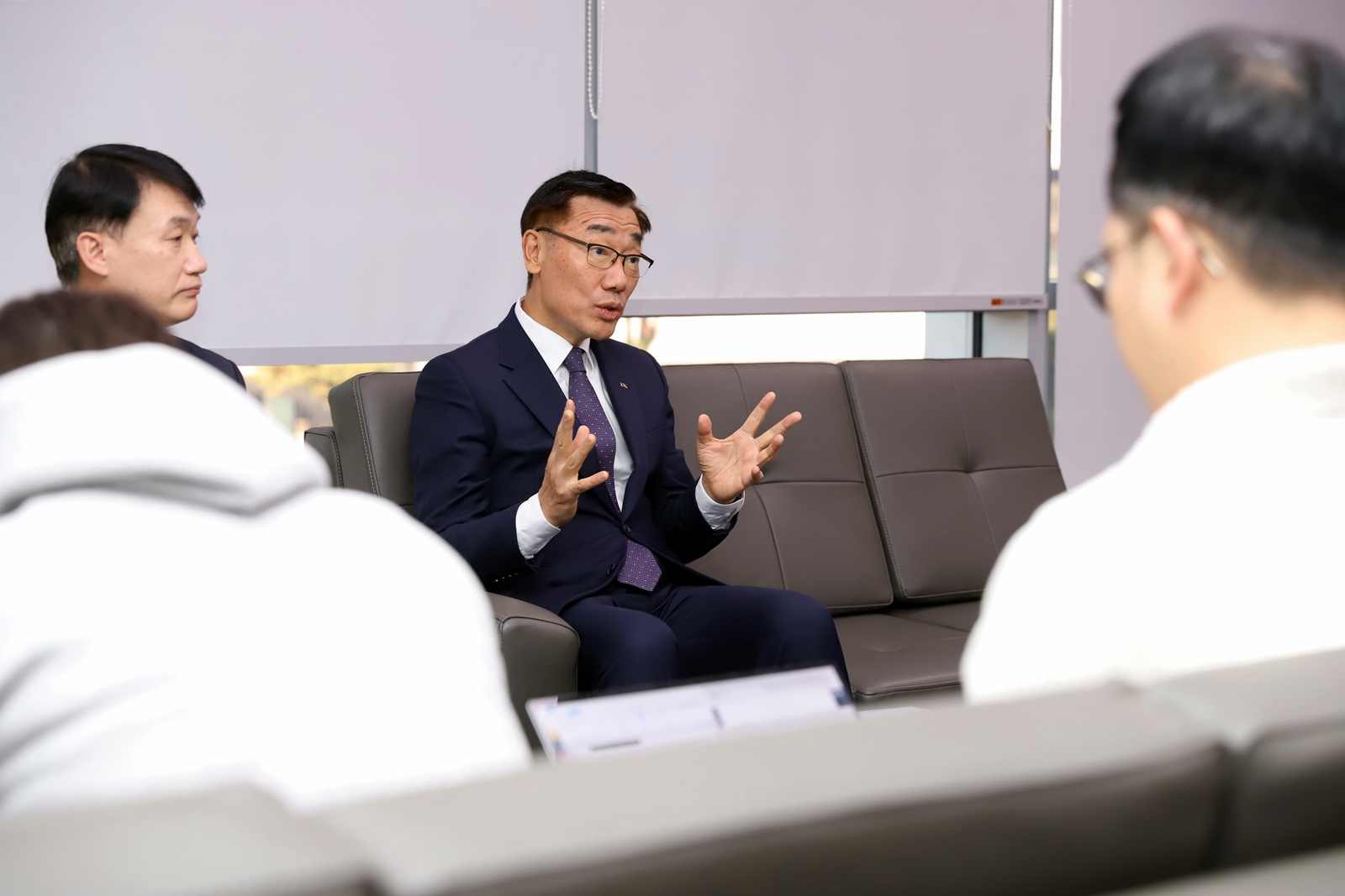 

	
		
		
			LX 공사 어명소 사장이  11 월 30 일 세종 국토교통부 기자실을 찾아 경영 위기 극복을 위한 비상경영체제 전환을 선언하고 관련 설명을 하고 있다.
		
	
	