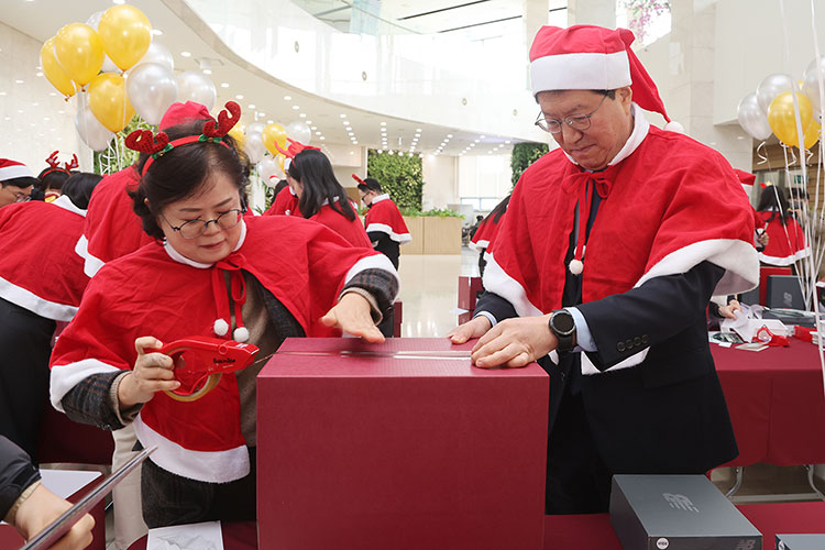 

	
		
		
			(왼쪽부터) 초록우산 구미희 전북지역본부장, LX공사 최규명 부사장이 산타원정대 선물꾸러미를 포장하고 있다.
		
	
	
