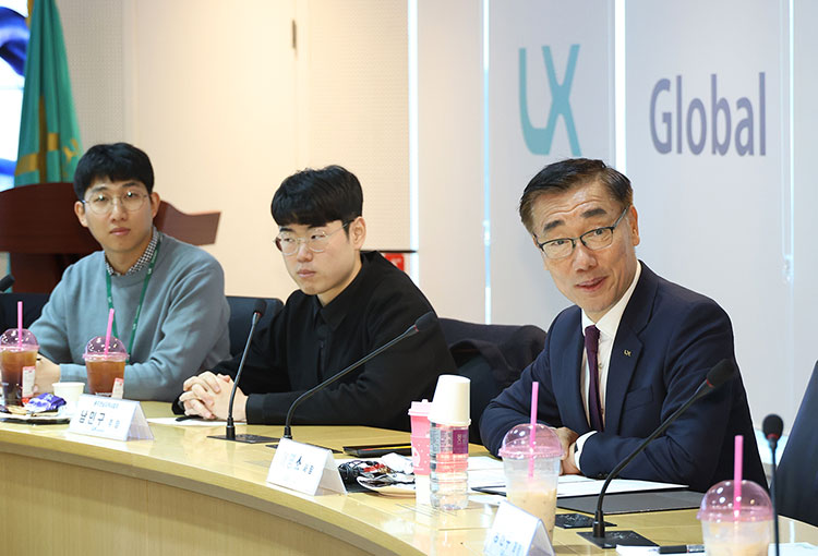 

	
		
		
			LX한국국토정보공사가 12월12일 LX서울지역본부에서 ‘CEO와 함께하는 새로운 미래와 도전 간담회’를 마련한 가운데 어명소 사장을 비롯한 젊은 직원 20여 명이 이야기를 나누고 있다.
		
	
	