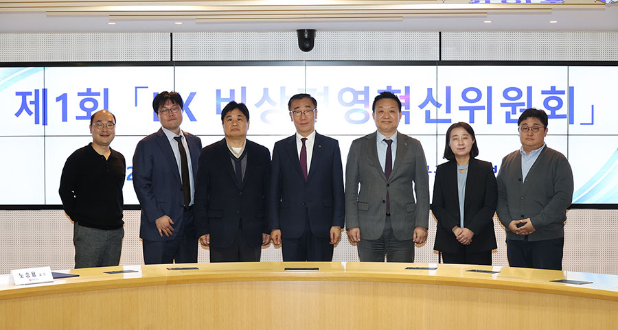 

	
		
		
			LX공사는 12월12일 LX서울지역본부에서‘제1회 비상경영혁신위원회’를 개최하여 9명의 외부위원들을 위촉하고 현 위기 상황 조기 극복과 경영 혁신 방안에 관해 논의했다.
		
	
	