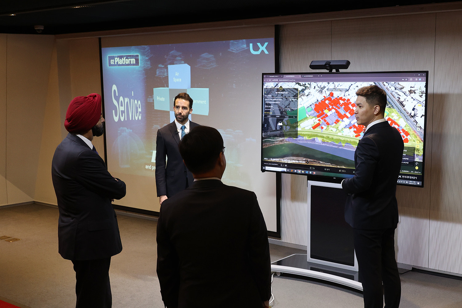 

	
		
		
			LX 한국국토정보공사가  1 월 25 일 서울 글로벌지식협력단지에서 아제이팔 싱 방가 세계은행 총재 대상으로  LX플랫폼을 소개하고 있다.
		
	
	