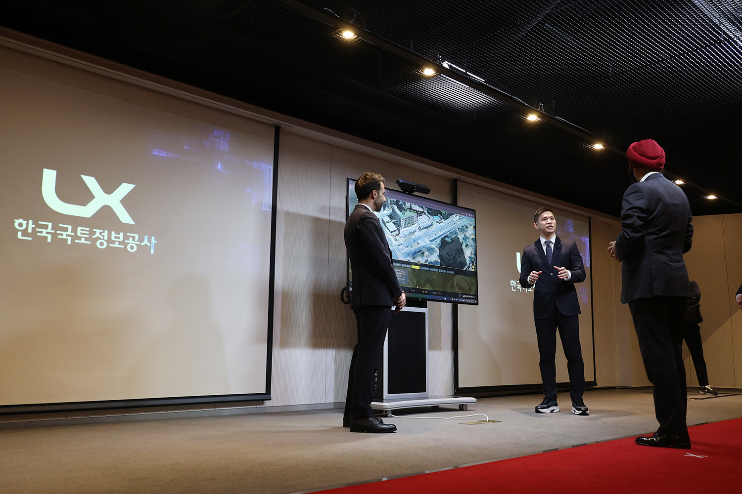 

	
		
		
			LX 한국국토정보공사가  1 월 25 일 서울 글로벌지식협력단지에서 아제이팔 싱 방가 세계은행 총재 대상으로  LX플랫폼을 소개하고 있다.
		
	
	