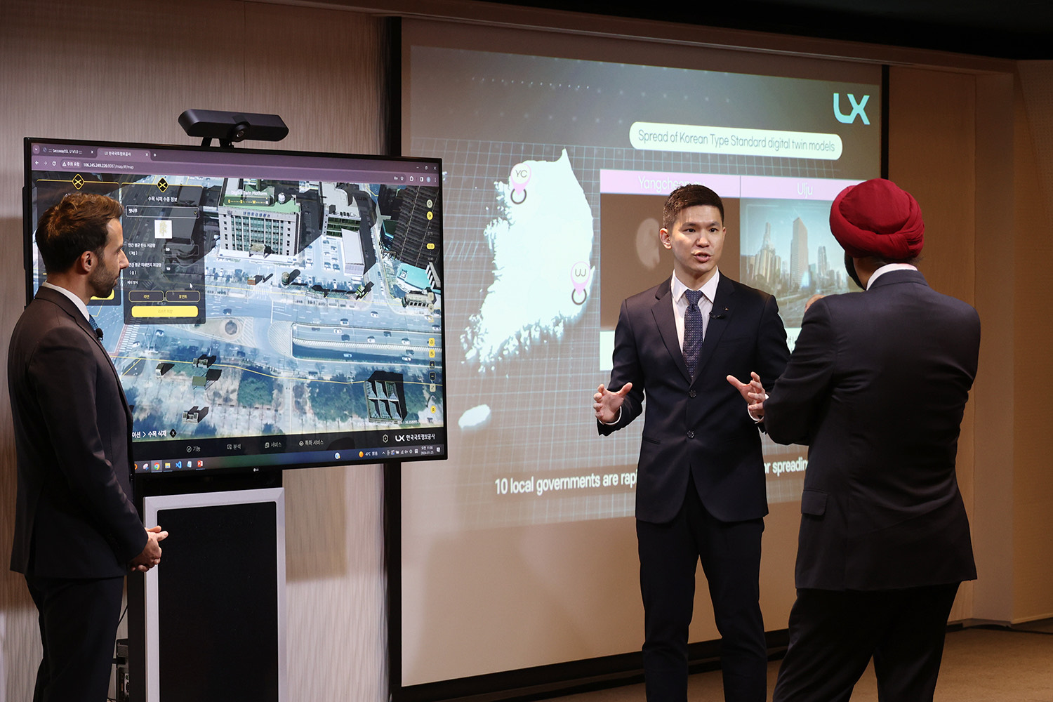 

	
		
		
			LX 한국국토정보공사가  1 월 25 일 서울 글로벌지식협력단지에서 아제이팔 싱 방가 세계은행 총재 대상으로  LX플랫폼을 소개하고 있다.
		
	
	