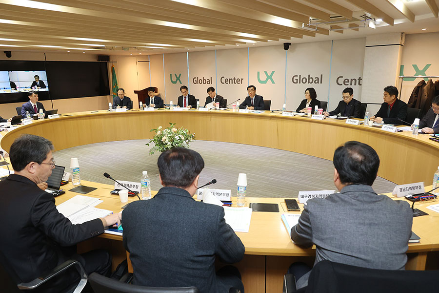 

	
		
			
				
					LX 경영위기 돌파, 사업매출 증대 프로젝트 시동 안내 이미지 입니다. 이 이미지에는 중요한 정보가 포함되어 있을 수 있습니다. 자세한 내용은 첨부파일이나 본문 내용을 참고해 주세요.
				
				
			
		
		
	
	