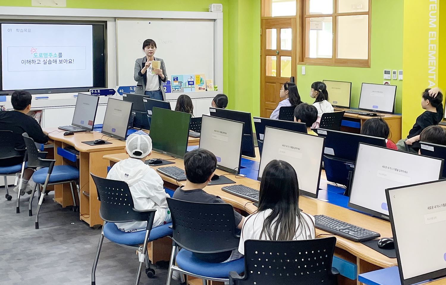 

	
		
		
			LX한국국토정보공사가 5월3일 세종으뜸초등학교에서 AI 디지털교과서를 활용해 도로명주소 교육을 실시했다.
		
	
	